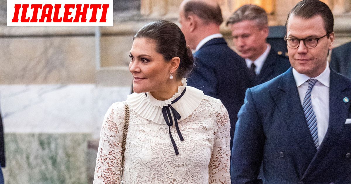 Victoria edusti H&M:n pitsipaidassa ja kapeassa kynähameessa
