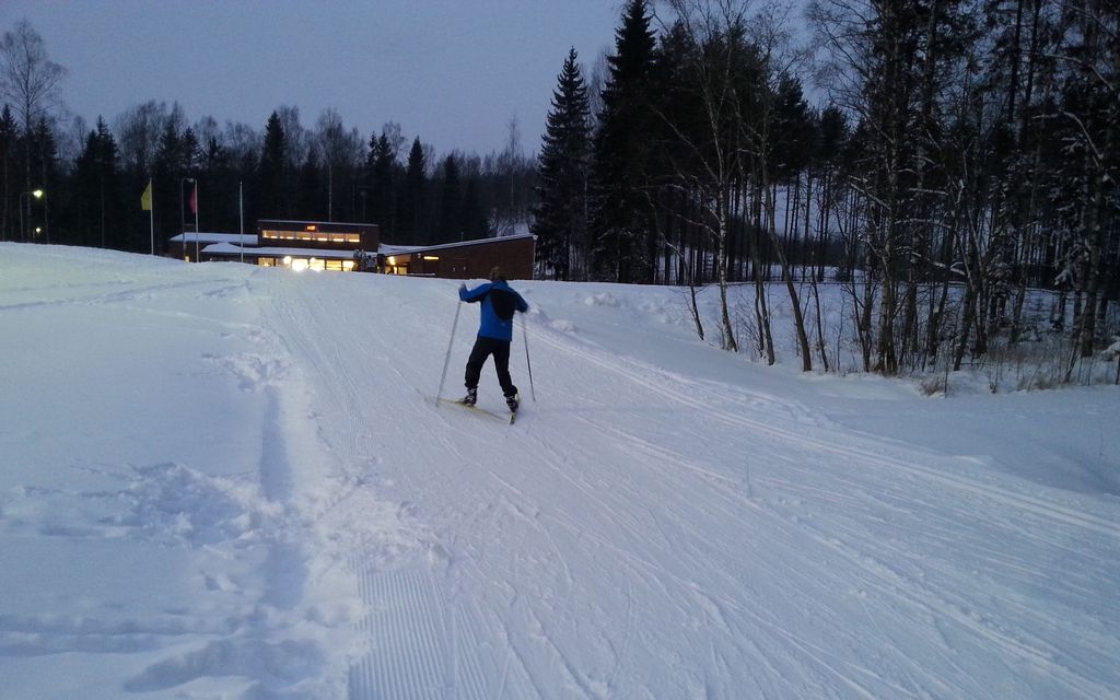 Autoilija kurvasi hiihtäjien sekaan ladulle Espoossa – kukaan hiihtäjistä ei reagoinut