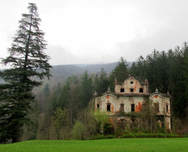 Villa De Vecchi, aavemainen huvila italiassa. Talossa on nähty niin murha kuin itsemurhakin.
