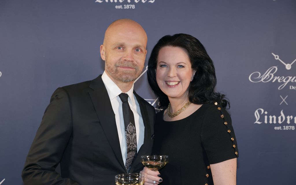 Juha Tapio ja Raija-vaimo poseerasivat harvinaisessa yhteiskuvassa – katso kuvat kulttuuri­pirskeistä