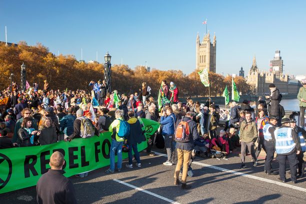 17. marraskuuta 2018 mielenosoittajat tukkivat Westminster Bridgen, joka on yksi viidestä Thames-joen ylittävistä silloista.