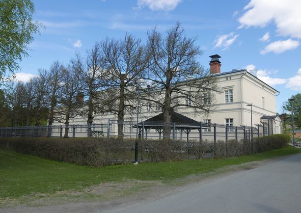 Kuopion veitsimies on tahdosta riippumattomassa mielisairaalahoidossa. Kuvassa on Niuvanniemen oikeuspsykiatrisen sairaalan vanha päärakennus.