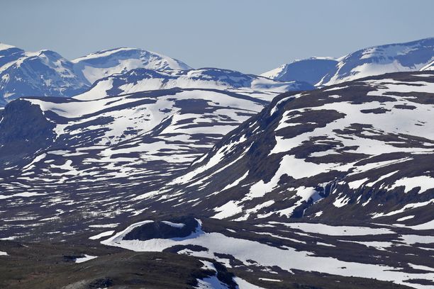 Erityisesti pohjoisen lajit ja luontotyypit kärsivät ilmaston lämpenemisestä. Maisema Saana-tunturilta Norjan tuntureiden suuntaan kesäkuussa 2020.