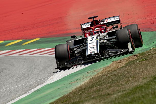 Kimi Räikkönen päihitti tallitoverinsa Itävallan GP:n aika-ajoissa. 