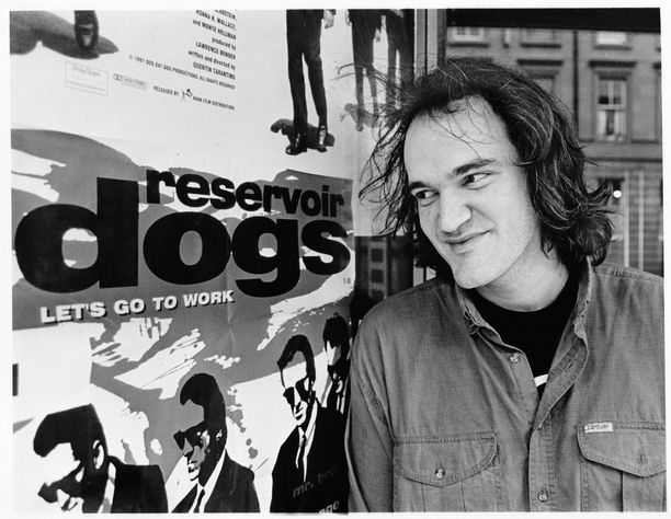 Nuori Quentin Tarantino kuvattuna ensimmäisen elokuvansa julisteen vieressä 1990-luvun alussa.