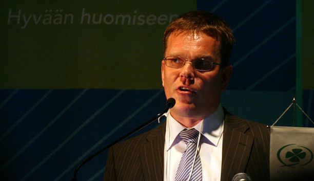 Jarmo Korhonen pyysi anteeksi puoluekokousväeltä.
