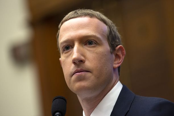 Facebookin perustaja Mark Zuckerberg köyhtyi, kun Facebookin palvelut kaatuivat.