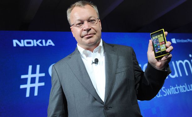 Elop ja Nokian lippulaivapuhelin Lumia 920 vuonna 2012.