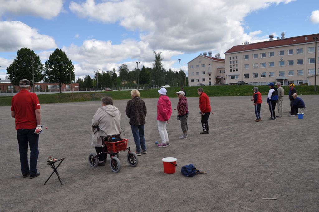 Mikkeliläiset eläkeläiset kokoontuvat kesäisin kerran viikossa pelaamaan bocciaa.