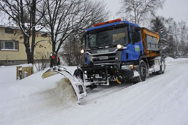 Helsingin oma yhtiö Stara ja ulkopuoliset urakoitsijat jatkavat edelleen kiivaasti viime viikkoina tulleen lumen puhdistamista kaduilta.