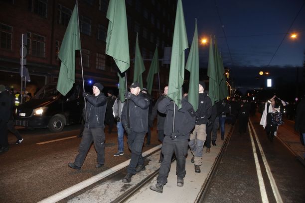 Uusnatsit marssivat itsenäisyyspäivänä Helsingissä.