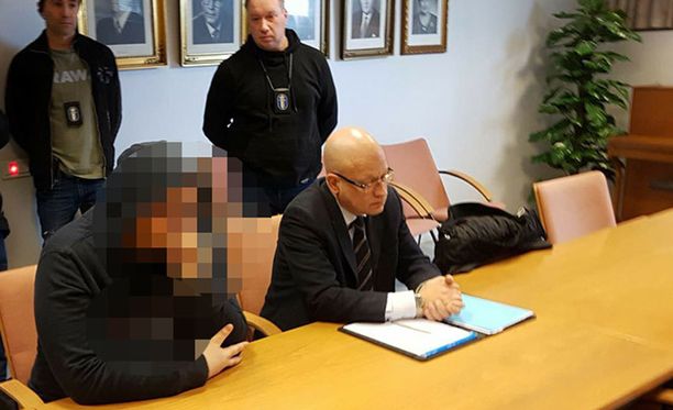Epäilty otettiin kiinni maaliskuun lopulla, kun hän itse Tampereen keskustassa koputti poliisiauton ikkunaan ja halusi tunnustaa tekonsa.