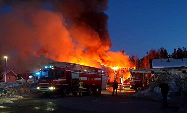 Rovaniemellä sijaitseva Suomen Akut Oy:n myymälä ja varasto tuhoutuivat tulipalossa täysin.