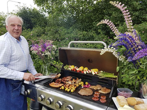 Lihamestari, toimitusjohtaja Keijo Vataja grillaa juhannusruokaa Suomen vanhimman yhä toiminnassa olevan lihajalostustehtaan Wigrenin pihanurmella.