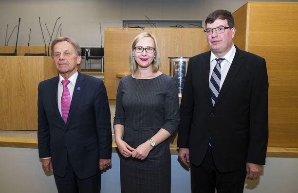 Eduskunnan ensimmäinen varapuhemies Mauri Pekkarinen (kesk), puhemies Maria Lohela (ps) ja toinen varapuhemies Arto Satonen (kok) johtavat eduskunnan työtä.