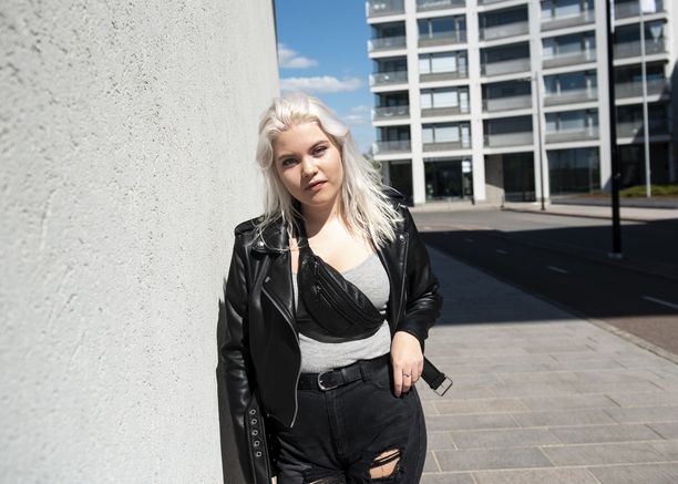 Bertta Seppälä, taiteilijanimeltään Bee, julkaisee 31. toukokuuta ensimmäisen singlensä, joka kertoo tunteistaan Sari-äidin sairauteen ja kuolemaan liittyen.