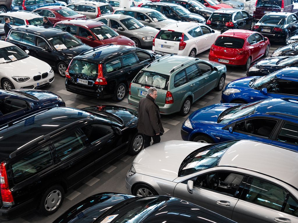 Autoja koskevista kaupoista tulee vuosittain tuhansia valituksia kuluttajaviranomaisille. Kuvituskuva.