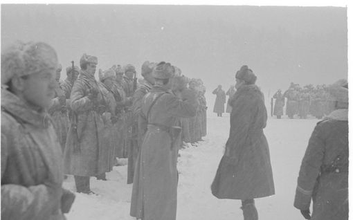 Kuvat: Mannerheim saapui itse kiittämään sotilaita Harparskog-linjalle 