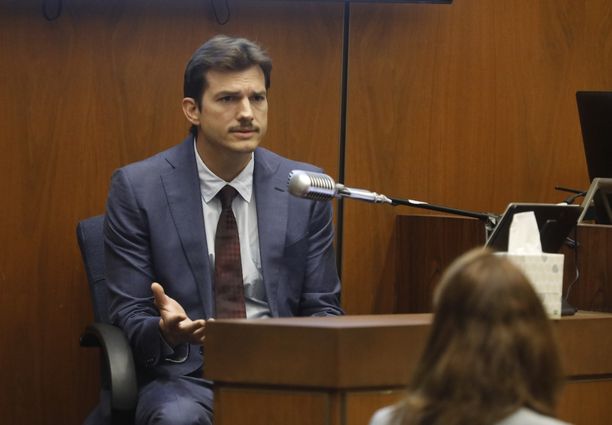 Ashton Kutcher oikeudessa. 