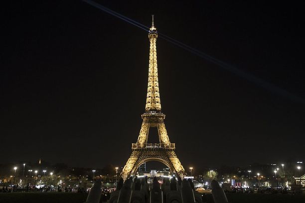 Eiffelin tornin turvallisuutta parannetaan luodinkestävillä aidoilla.