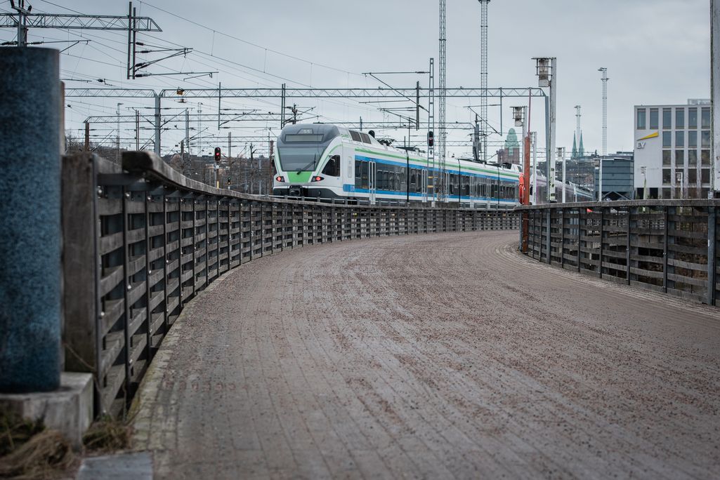 Junaliikenteen ohjaus lujilla Helsingissä: Keskuksessa todettiin koronatartunta – useita karanteeniin