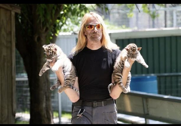 Erik Cowie työskenteli Joe Exoticin eläintarhassa eläintarhanhoitajana.
