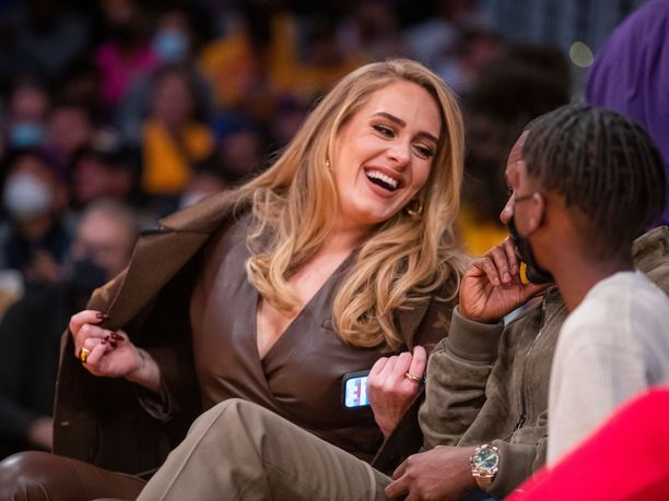 Adele on nykyisin tuttu näky koriskentän laidalla, sillä hänen poikaystävänsä edustaa lukuisia NBA-tähtiä.