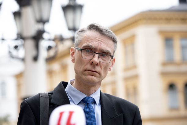 Oikeuskansleri Tuomas Pöysti keskusteli Timo Harakan kanssa ”hyvin lyhyesti”.