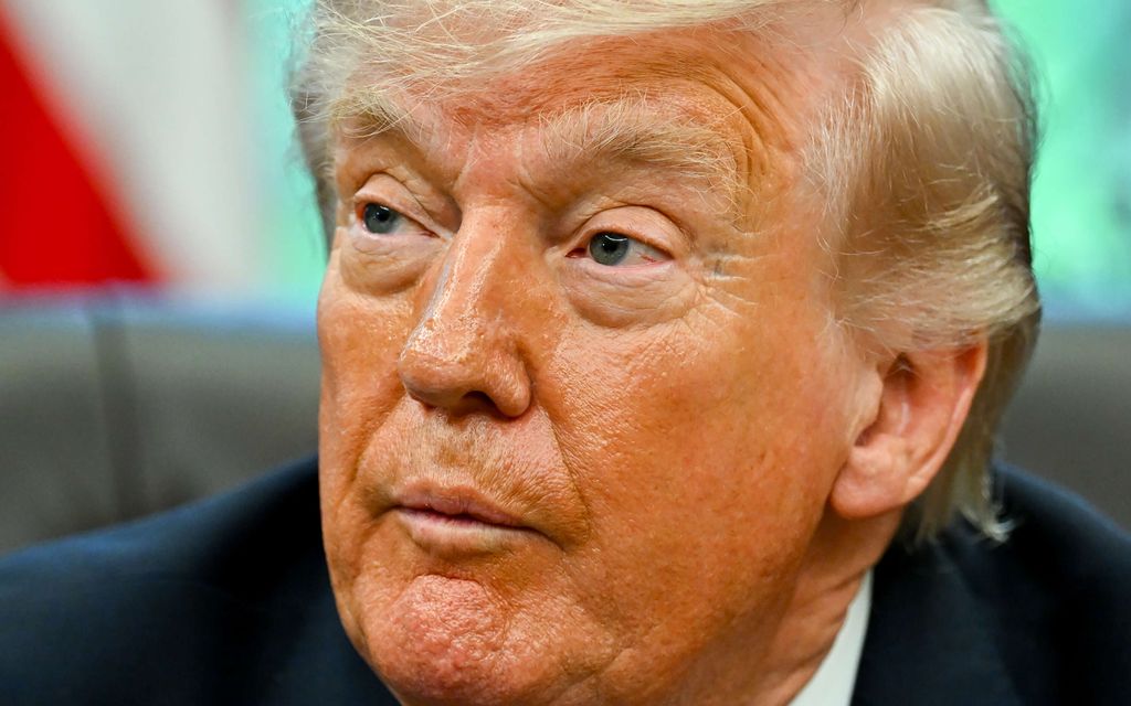 Trump uhkasi Irania, jakoi tekoälykuvan itsestään aseen kanssa