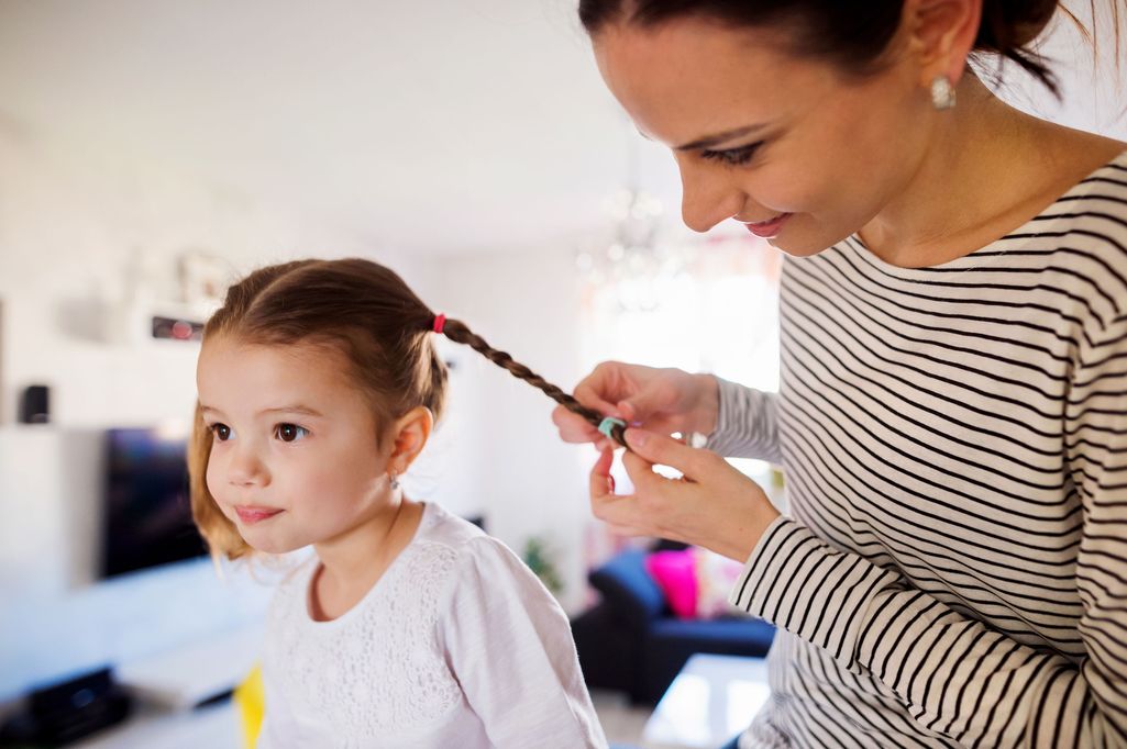 Hiusten harjaamiseen voi pyörtyä – lapsilla esiintyvä häiriö saattaa säikäyttää