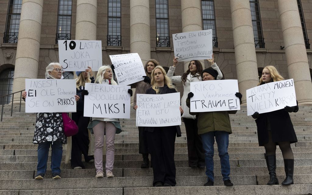 Mielenosoitus Eduskuntatalon portailla – Tästä oli kyse