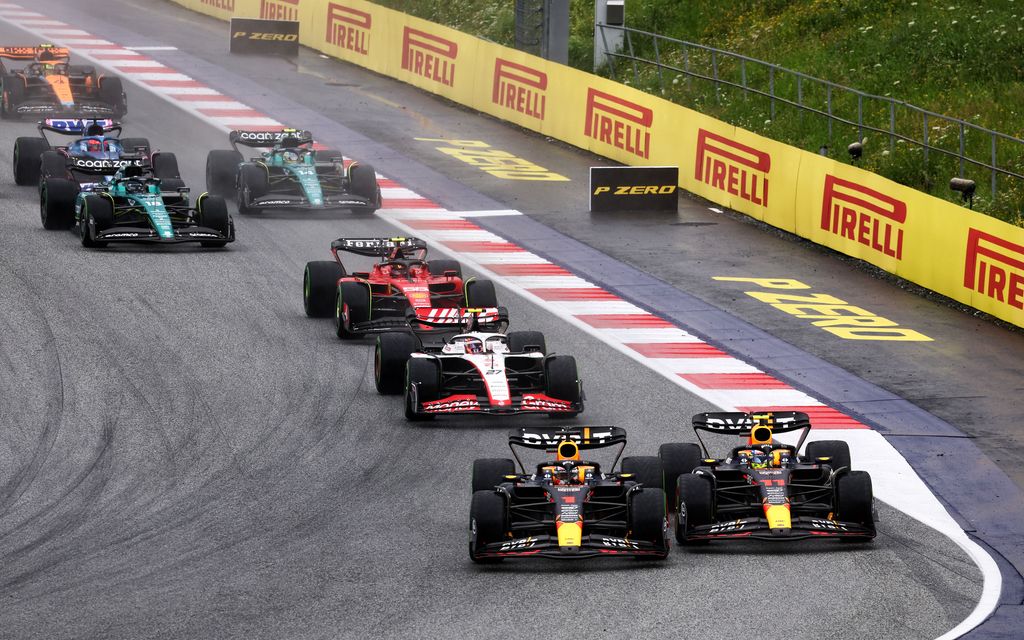 Jännittävä formulamittelö päättyi Max Verstappenin voittoon – Lopun rengasruletti pisti pakan uusiksi