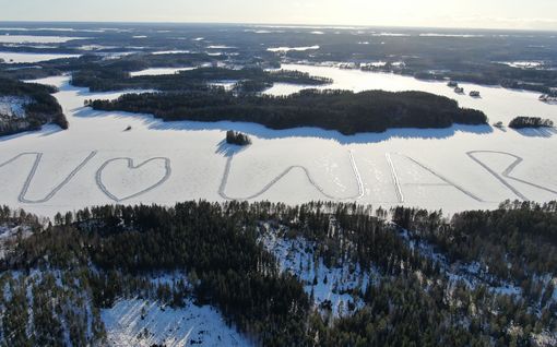 Katso kuva: Timo teki järvelle jättimäisen ”No war” -tekstin – Haluaa osoittaa myötätuntoa ukraina­laisille