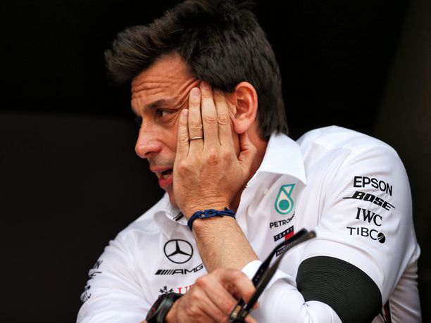 Toto Wolff puhui kieli keskellä suuta kommentoidessaan Ferrarin toimintaa Monacon GP:n aika-ajoissa.