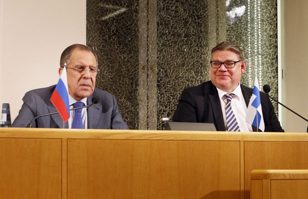 Venäjän ulkoministeri Lavrov sai Soinilta tuohitötteröön käärityn Koskenkorva-pullon