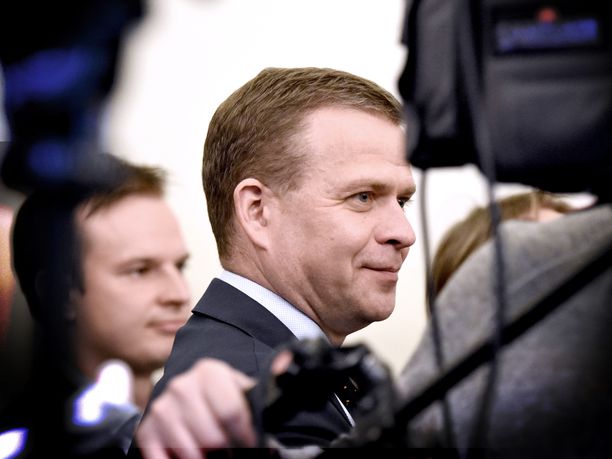 Kokoomuksen puheenjohtaja Petteri Orpo ilmestyi tiistaina toimittajien ja kuvaajien taakse seuraamaan hallitustunnustelija Antti Rinteen (sd) tiedotustilaisuutta hallitusneuvotteluihin lähtevistä puolueista.