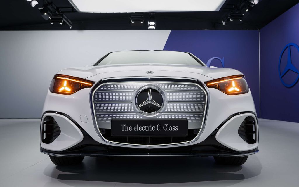 Uusi Mercedes paljastettiin ensimmäistä kertaa – Yleisöstä kuului innostunut huuto: ”BMW!”