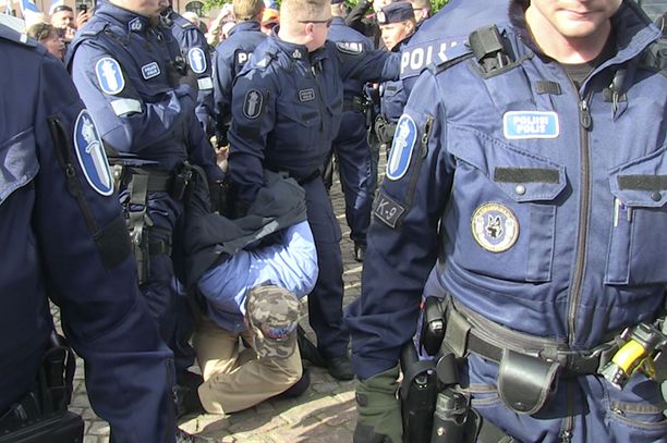 Mielenosoittaja Marco de Witiä kannetaan poliisiautoon erikoisen kampitusliikkeen päätteeksi 26.6.2017. Poliisi varautui järjestyshäiriöihin muun muassa koirapartiolla.