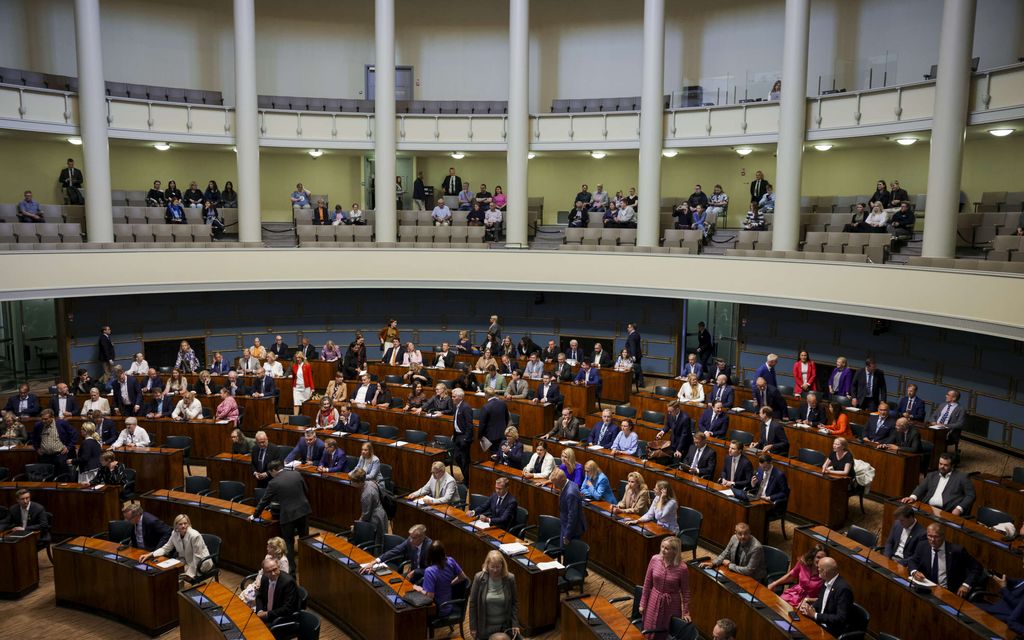 Pääkirjoitus: Nyt jäitä hattuun