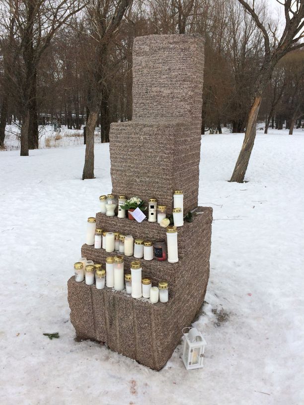 Nuoren lukiolaisen muistoksi on sytytetty Lauttasaaressa runsaasti kynttilöitä.