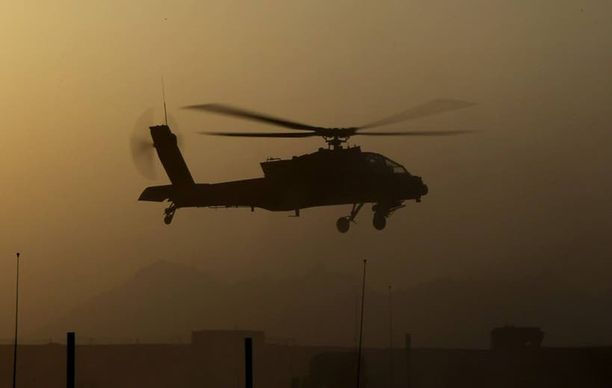 USA:n kaupittelemaan pakettiin kuuluu muun muassa lähes 200 helikopteria. Kuvassa Apache-mallin kopteri Afganistanissa.