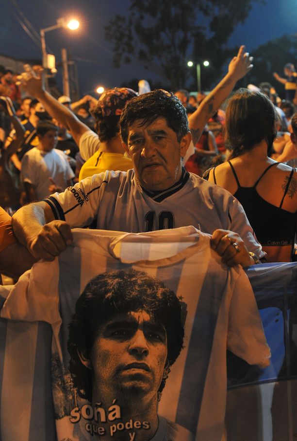 Diego Maradona kuoli keskiviikkona sydämenpysähdykseen.