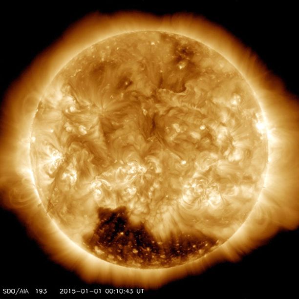 Koronan aukko näkyy isona tummana alueena auringon eteläpuolella.