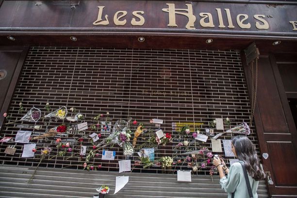 Anthony Bourdain aloitti uransa Les Hallesissa. Kuolinuutisen jälkeen ravintolan edusta täyttyi kukista ja kirjeistä.
