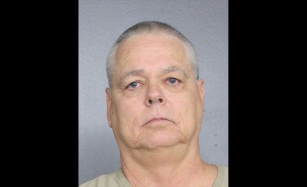 Ex-apulaissheriffi Scot Petersonia vastaan on nostettu 11 syytettä koskien virkatehtävien laiminlyöntiä Floridan Parklandin kouluammuskelun aikana.