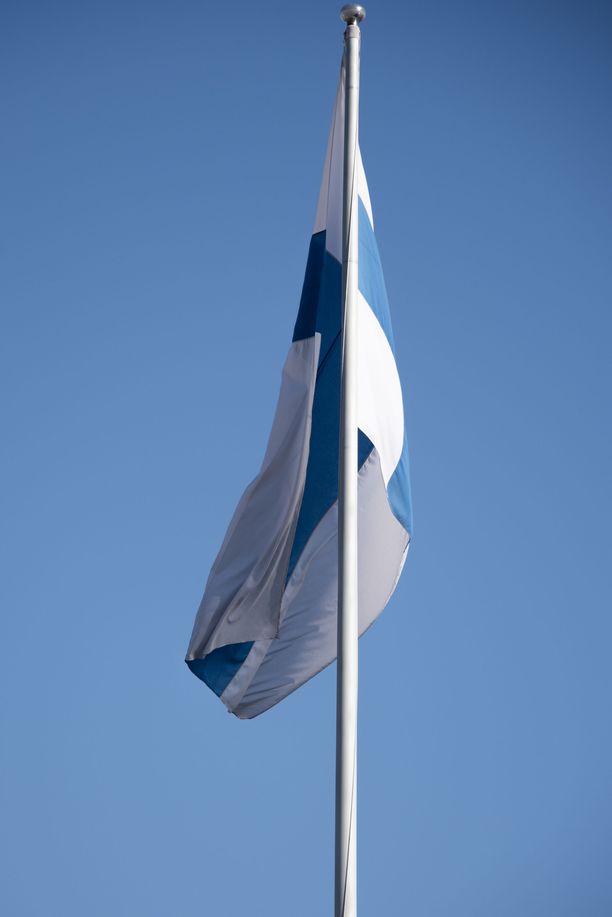 Tältä näyttävät Helsinki-Vantaan likaiset Suomen liput