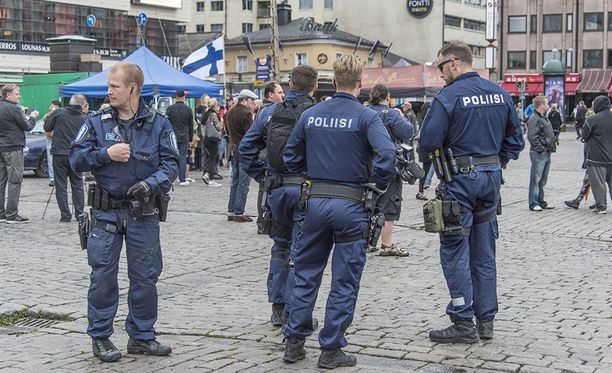 Poliisi valvomassa Suomi ensin -liikkeen mielenosoitusta Turun kauppatorilla terroripuukotuksen jälkeisenä päivänä 19. elokuuta 2017.