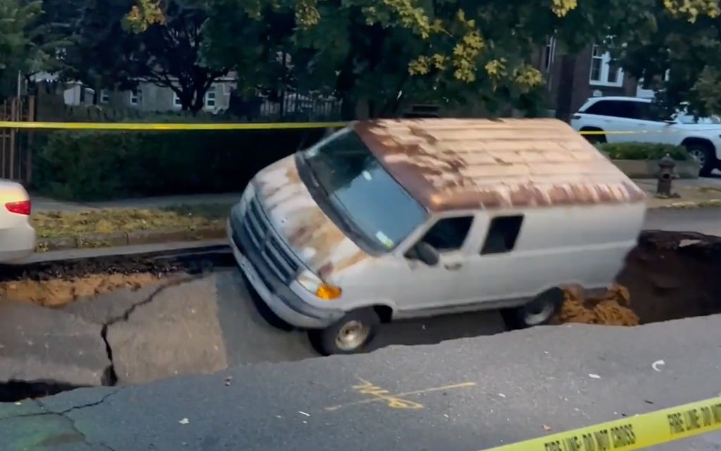 Maa nielaisi pakettiauton New Yorkissa – ei vaurioita, omistaja ajoi pois paikalta
