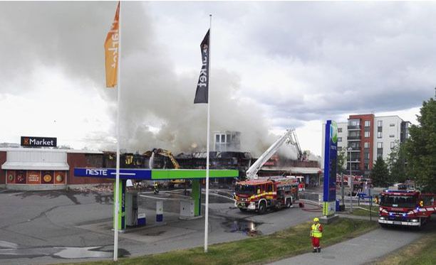 Ostoskeskus tuhoutui palossa lähes täysin.