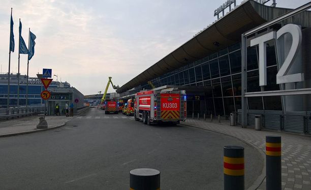 Useita paloautoja on parhaillaan Helsinki-Vantaan lentoasemalla.